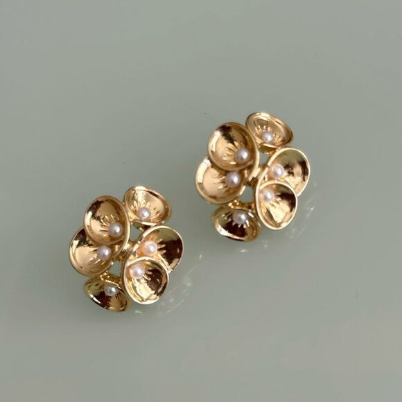 Elegant Gold Floral Earrings with Pearls A938 - Picture 1 of 6